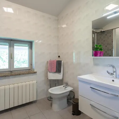 Holiday home Awesome In With Outdoor Swimming Pool